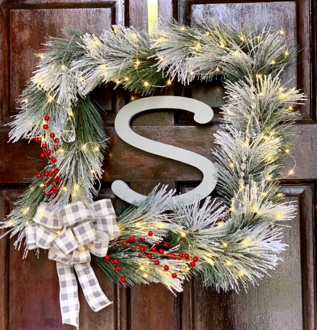Square Monogram Christmas Wreath from www.thisautoimmunelife.com #Christmas #OrientalTrading #wreath #square #monogram